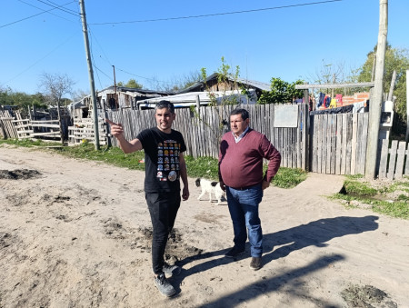 Villordo charló con los vecinos del barrio Eva Perón y supervisó los trabajos de enripiado